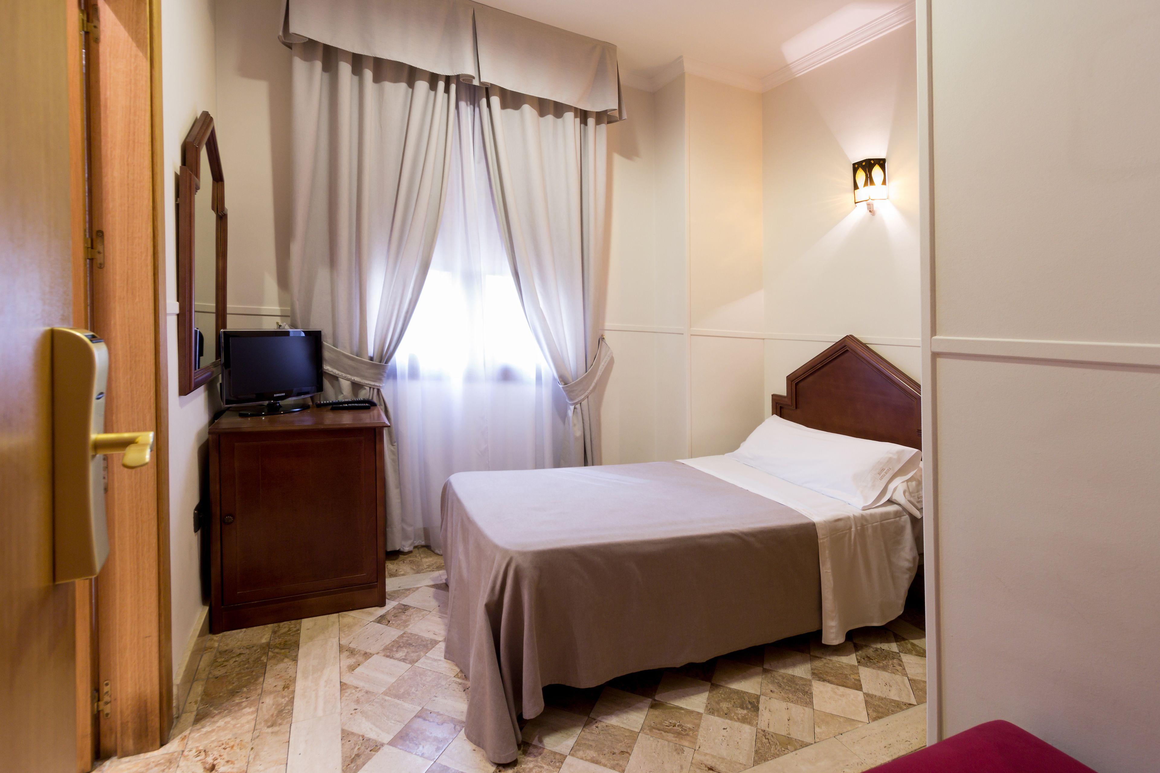 Hotel Boutique Reina Mora - Granada — Zdjęcia 1